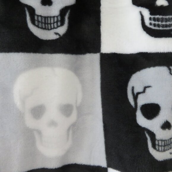 Betsey Johnson Skull Ultra Soft Plush Throw Blanket (50 in x 60in) - Picture 4 of 6